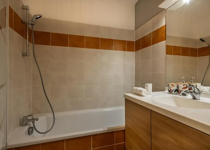 Le Cocon T2 Cosy, Piscine Et Parking Prive *